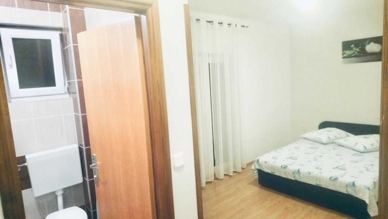 Apartmani Niko 1 Radovin Bagian luar foto